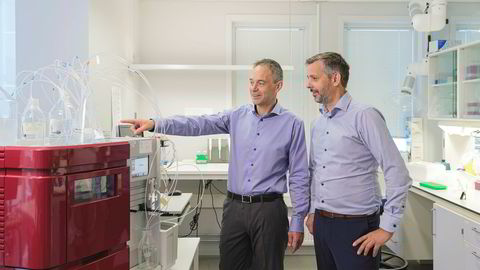 Administrerende direktør i Arcticzymes Dr. Jethro Holter (til venstre) og finansdirektør Børge Sørvoll. Under korona har selskapet solgt enzymer med utgangspunkt i torske-DNA for å redusere risikoen for falske positive koronatester.