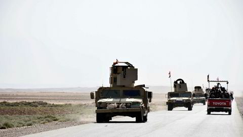 Irakiske militærkjøretøyer på veien mellom Hawija og Kirkuk lørdag 7. oktober.