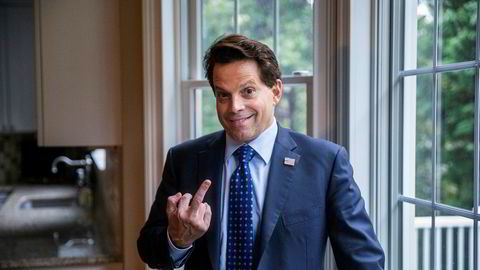 Fra huset på Long Island i New York bruker milliardær Anthony Scaramucci nå mye tid på å advare vanlige amerikanere mot president Trump. Og han sender gjerne en personlig hilsen også.