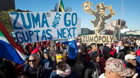 Protester mot president Zuma på gatene i Cape Town i august i år. Korrupsjonsskandalen ruller videre, først rammet det Bell Pottinger, nå har revisjonsgiganten KPMG havnet i skandalens sentrum. Foto: AP Photo/Halden Krog