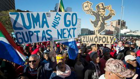 Protester mot president Zuma på gatene i Cape Town i august i år. Korrupsjonsskandalen ruller videre, først rammet det Bell Pottinger, nå har revisjonsgiganten KPMG havnet i skandalens sentrum. Foto: AP Photo/Halden Krog