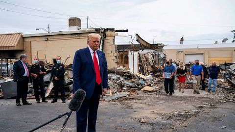 President Donald Trump inspiserer ødeleggelser i Kenosha i Wisconsin. Frykt for lovløshet gir presidenten økt oppslutning.