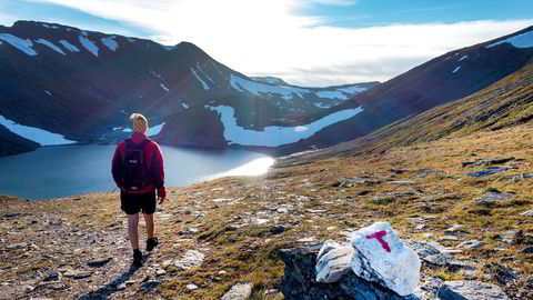 Norge har verdens beste mobilnett. (...) At så er tilfelle, fikk vi illustrert i sommer da en kanadisk turist som var alene i fjellet, falt ned i en bresprekk og ble sittende bom fast. Men han hadde jo mobilen og ringte 112, skriver innleggsforfatteren.