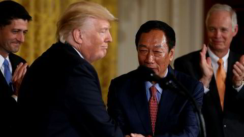 Foxconn produserer nesten alt av Apples produkter ved fabrikker i Asia. Nå lover styreformann og grunnlegger Terry Gou å investere 80 milliarder kroner i en ny fabrikk i delstaten Wisconsin som skal produsere flatskjermer og tv-apparater.