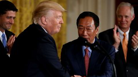 Foxconn produserer nesten alt av Apples produkter ved fabrikker i Asia. Nå lover styreformann og grunnlegger Terry Gou å investere 80 milliarder kroner i en ny fabrikk i delstaten Wisconsin som skal produsere flatskjermer og tv-apparater.