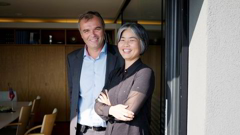 Dårlig lønnsomhet og fallende skipsverdier innenfor tankskipsmarkedet har tynget resultatet til Folke Hermansen-konsernet, der Yuhong Jin Hermansen er sjef og styreleder. Her sammen med konsernsjef Ingvald Løyning i datterselskapet DSD.