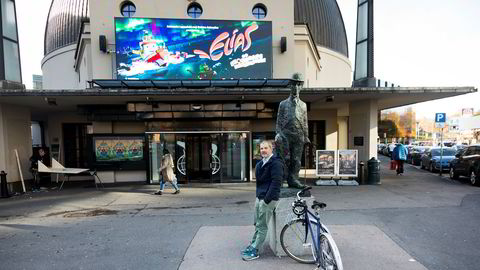 Filmskribent Ulrik Eriksen i Morgenbladet tror «Snømannen» kommer til å floppe i USA. På Colosseum kino hadde familiefilmen «Elias» tatt plassen på storskjermen over hovedinngangen torsdag ettermiddag, mindre enn en uke etter «Snømannen»-premieren.