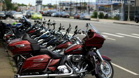 Harley-Davidson flytter noe av produksjonen ut av USA for å unngå toll. President Donald Trump er overrasket.