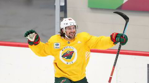 Mats Zuccarello under en trening tidligere i juli. NHL-sesongen ble, som mange andre idretter, satt på vent på grunn av korona. Natt til mandag er Oslo-mannen tilbake på isen når hans Wild møter Vancouver Canucks til kvalifisering til sluttspillet Stanley Cup.