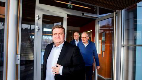 -  Jeg er sterkt uenig med dommen, sier administrerende direktør Lars Ryen Mill i Chilimobil til Venstre. Bak ham går hovedaksjonær  Egil Skibenes og styreleder Jan Edvard Thygesen.
