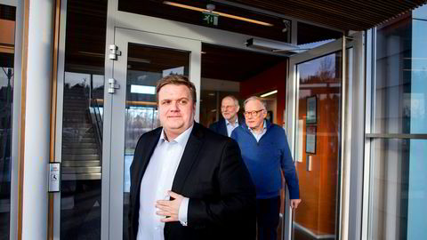 -  Jeg er sterkt uenig med dommen, sier administrerende direktør Lars Ryen Mill i Chilimobil til Venstre. Bak ham går hovedaksjonær  Egil Skibenes og styreleder Jan Edvard Thygesen.