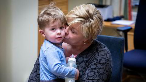 Siv Jensen er tilbake på Stortinget. Denne uken har hun vært mye barnevakt for nevøen Eik (2).