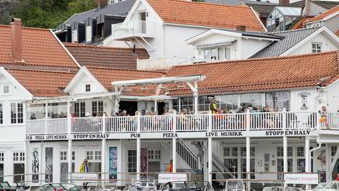 Fra båtlivet på bryggen ved Stopp En Halv pub &amp; Restaurant langs Blindtarmen i Kragerø. Noen av pengene nordmenn skulle brukt i utlandet, ble muligens lagt igjen her.