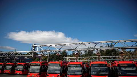 Det er busstreik i Oslo og Viken. På bildet står elektriske busser parkert på ladestasjon på Alnabru.