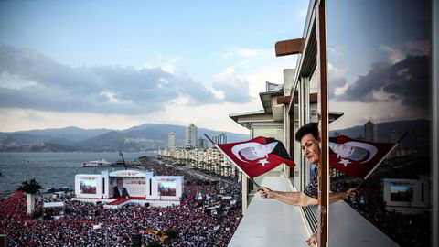 Opposisjonsleder Muharrem Ince godtar valgnederlaget. 21. juni talte han for tusenvis av tilhengere i Izmir.