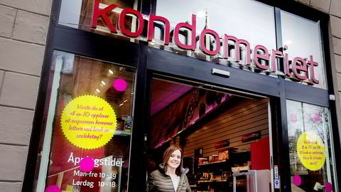 Daglig leder Bente Helstad i Kondomeriet utenfor selskapets butikk i Karl Johans gate. Bildet er fra 2016.