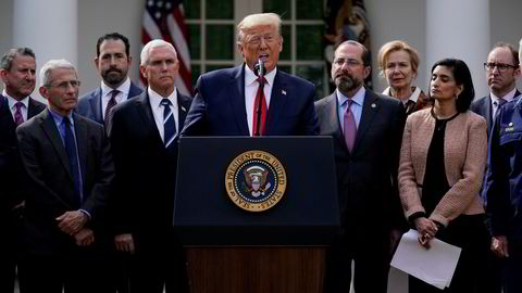 President Trump under fredagens pressekonferanse, med visepresident Mike Pence ved sin side, som er satt til å lede arbeidet med å begrense koronasmitte i landet.