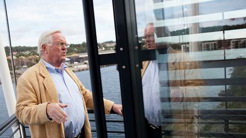 Herbjørn Hansson på balkongen utenfor kontorene til Nordic American Tankers i Sandefjord.