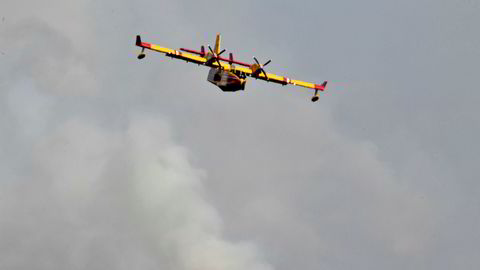 Et italiensk brannbombefly deltar i slukkingen på Älvdalens skytefelt. Nå har svenske myndigheter også tatt i bruk et svensk jagerfly.