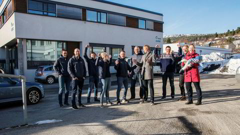 Ansatte ved Axess-hovedkontoret i Molde feirer den saftige 2017-bonusen. Fra venstre Øystein Nesse, Andreas Vegsund, Øystein Rasmussen, Lene Varhaugvik, Geir-Ove Bolli, Svein Eide, Knut Stefanussen, Leif Løken, Arne Litlere og Therese Monsås Langset med lillegutt Johannes Monsås Langset.