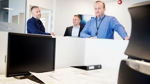 Øystein Drivflaadt (til høyre) og Stein Fredriksen (i midten) i det lille Stavanger-selskapet Intop har kjørt digitaliseringsprosjektet på Winterhalls Brage-felt. Her er de sammen med produksjonsdirektør Børge Nerland i Wintershall.