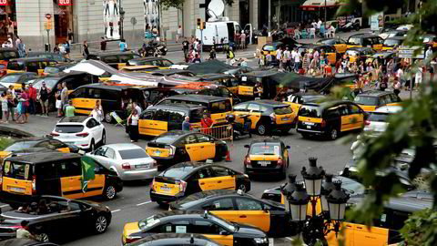 Sommeren 2018 streiket taxisjåfører i Barcelona i protest mot at myndighetene godkjente tusenvis av løyver til private transporttjenester som Uber og spanskeide Cabify. Streiken spredte seg etter hvert til hele Spania.