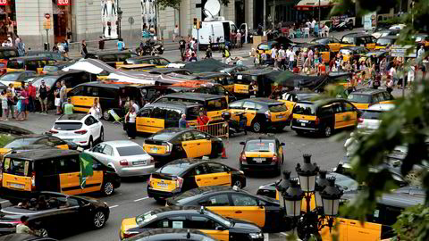 Sommeren 2018 streiket taxisjåfører i Barcelona i protest mot at myndighetene godkjente tusenvis av løyver til private transporttjenester som Uber og spanskeide Cabify. Streiken spredte seg etter hvert til hele Spania.