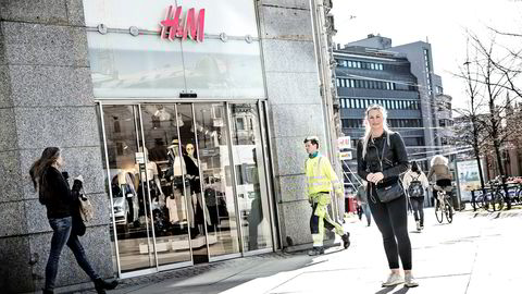 Lena Hansteensen (til høyre) handler på H&M, men er mer trofast mot kleskjeden Zara. – I tillegg handler jeg mye på nett, sier hun.