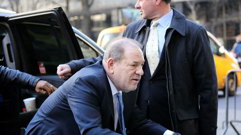 Harvey Weinstein på vei inn i rettssalen på Manhattan i New York mandag for å få dommen.