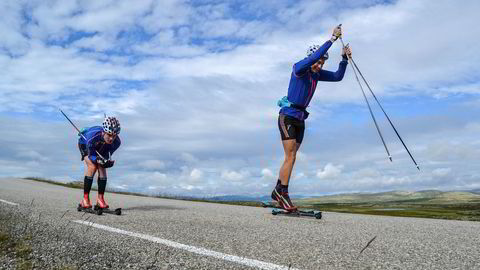 Eirik Sverdrup Augdal (til venstre) og Even Sæteren Hippe på Friisvegen på Ringebu. – Riksvei 27 over Ringebufjellet er et flott sted å gå, både fordi det er vakre omgivelser med fjell og natur, men også fordi terrenget er fint og asfalten er god, sier Hippe.