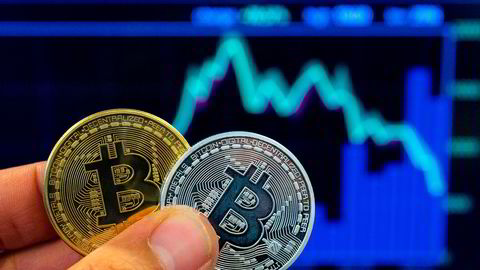 Bitcoin er ikke, slik bildet antyder, en fysisk valuta. Den digitale enheten har likevel verdi, noe svindlere har fått med seg.