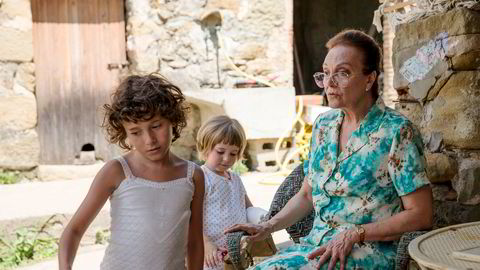 Mistet foreldrene. Lille Frida (Laia Artigas) blir sendt fra Barcelona til landsbygden for å bo hos onkel og tante. Det nye samboerskapet er ikke uten gnisninger.
