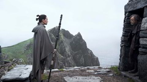 «Star Wars: The Last Jedi» er en relativt tett, men lang film. Her er Daisy Ridley som Rey med Mark Hamill som Luke Skywalker.