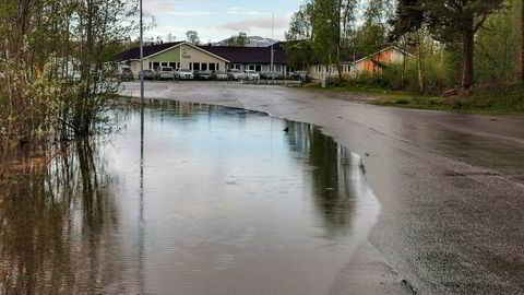 Vannstanden i Altaelva stiger, og Alta Kristne Grunnskole (i bakgrunnen) ble stengt på grunn av flommen mandag morgen.