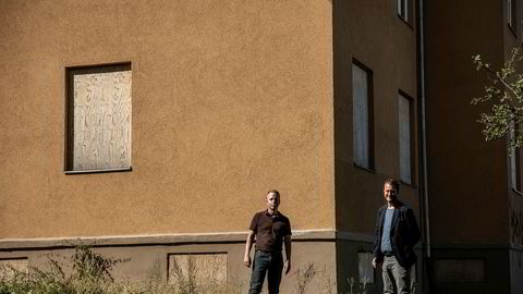 Frp-politikerne Henrik Gjerding og Helge André Njåstad er oppgitt over at hundrevis av boenheter som forvaltes av Boligbygg i Oslo til enhver tid står tomme, mens folk venter i kø. Her i Ekebergskrenten står fem hus med tomme side om side.