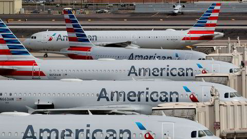 American Airlines sier til 25.000 av sine ansatte, om lag 20 prosent av arbeidsstyrken, at de kan komme til å miste jobben i oktober på grunn av en kraftig svikt i flyreiser.