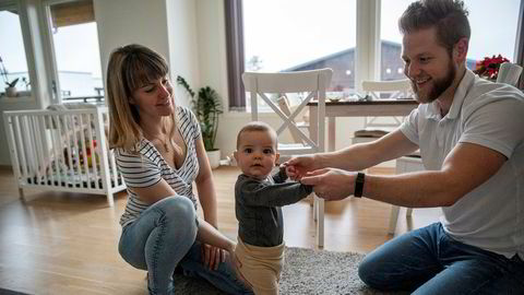 Camilla og Marius Ørvik bruker Finn.no og Facebook for å spare penger når de kjøper ting til sønnen Ludwig.