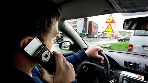 Det er forbudt å snakke i mobiltelefonen mens du kjører bil.