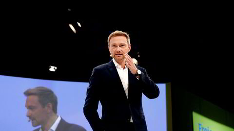 Den hurtigtalende Christian Lindner, leder for Fridemokratene (FDP), skiller seg i stil, alder og meninger fra valgkampens hovedpersoner.