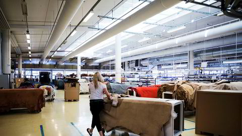 Produksjonen på Ekornes' fabrikk har tatt en helomvending fra i mars.