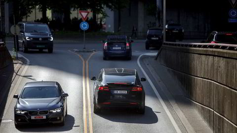 Hvis en selvkjørende Kia og en selvkjørende Tesla møter hverandre på veien, må begge kommunisere med hverandre og infrastrukturen rundt dem, som for eksempel lys, veimerking og skilting.