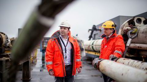 Energileverandøren PSW, med base på Mongstad, er blant mange servicebedrifter som er rammet. Flere kontrakter er utsatt og i fare for å bli kansellert, men foreløpig er kun 15 av totalt 420 ansatte permittert. – Foreløpig klarer vi å holde hjulene i gang, sier administrerende direktør Oddbjørn Haukøy (til venstre) i PSW. Her sammen med operasjonssjef Håvard Kallestad.