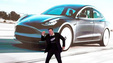 Tesla-sjef Elon Musk danset på scenen under en event i Shanghai sist måned for den Kina-produserte Tesla Model 3.