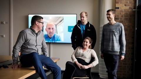 Gründerne av Boost AI henter inn investor Alliance Venture (Johan Gjesdahl på skjermen bak). Fra venstre: Gründer Henry V. Iversen, kontraktssjef Camilla Gjetvik og gründerbrødrene Lars og Hadle Selsås.