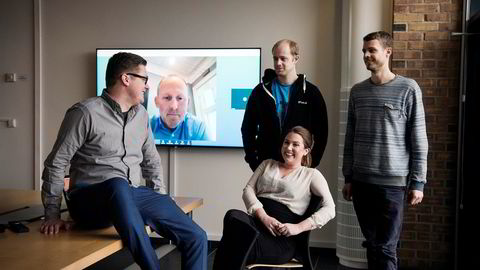 Gründerne av Boost AI henter inn investor Alliance Venture (Johan Gjesdahl på skjermen bak). Fra venstre: Gründer Henry V. Iversen, kontraktssjef Camilla Gjetvik og gründerbrødrene Lars og Hadle Selsås.