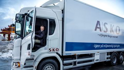 Asko er grossisten til det dominerende dagligvarekonsernet Norgesgruppen og kjører ut varer til butikker som Kiwi og Meny. Her er Norgesgruppen-eier Torbjørn Johannson i en av konsernets lastebiler.