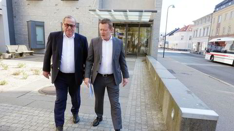 Tore Hansen-Tangen (til venstre) sammen med daglig leder Tor Hodne i Viking Holding på vei ut av en av mange runder i tingretten i Kristiansand.