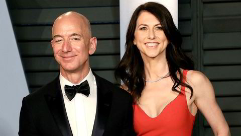 Amazon-topp Jeff Bezos og MacKenzie Scott fotografert i 2018, da de fortsatt var et par. Nå er de skilt.