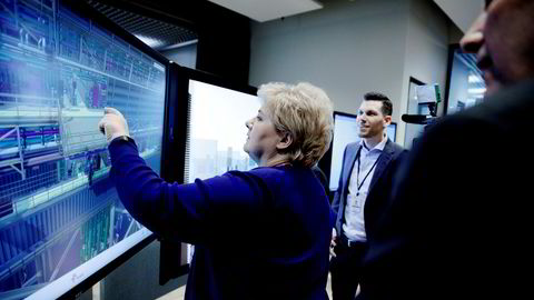Statsminister Erna Solberg besøkte Statoils teknologi-laboratorium på Sandsli utenfor Bergen onsdag. Her er hun på en digital offshoretur, fra Bergen til Gina Krog-plattformen i Nordsjøen. Til høyre digitaliseringsleder Florian Schuchert i Statoil.
