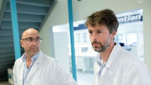 Administrerende direktør Bård Sundrehagen (til høyre) og finansdirektør Njaal Kind i Gentian Diagnostics.